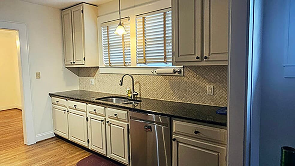 Building Photo - 2610 Woodlawn Dr