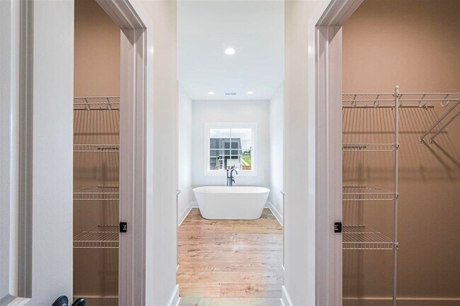 Building Photo - 2437 Topeka Rd