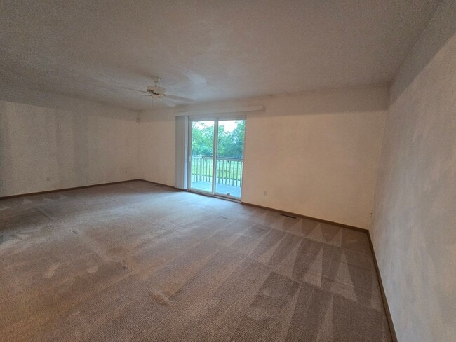 Building Photo - Large 3 Bedroom Townhouse in Burrell Schoo...