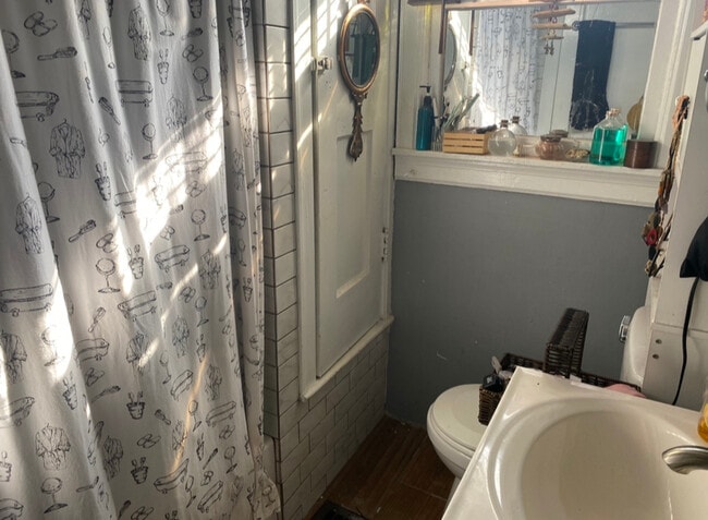 Building Photo - 665 N High St