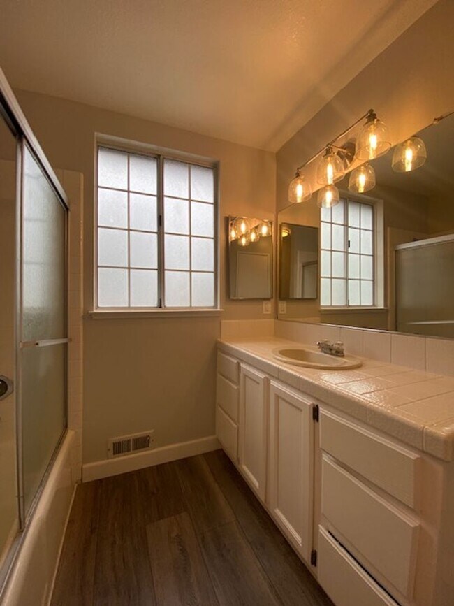 Building Photo - 3BR/ 2BA Updated Home!