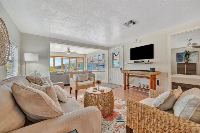 Building Photo - 483 E Shore Dr