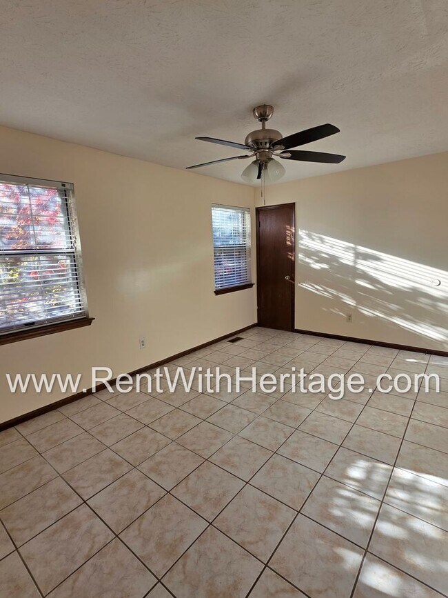 Building Photo - Amazing 2 bedroom, 1.5 bath townhome/ Great Roommate Floorplan / Great Location