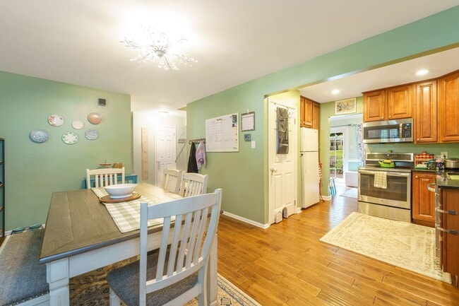 Building Photo - This 3 Bed 2.5 Bath Burke, VA Townhome is a Must See!