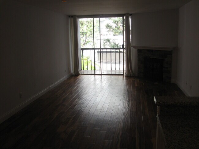 Building Photo - 8530 Holloway Dr