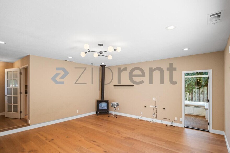 Building Photo - Unit