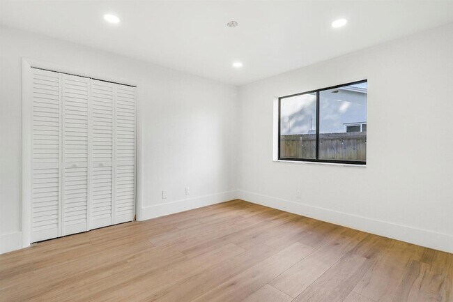 Building Photo - 1009 Alamanda Dr