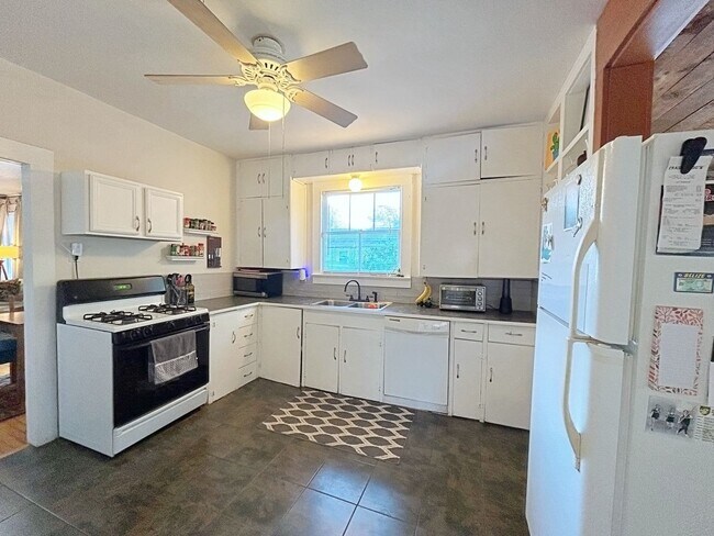 Building Photo - 3 Bedroom House in Capital Heights