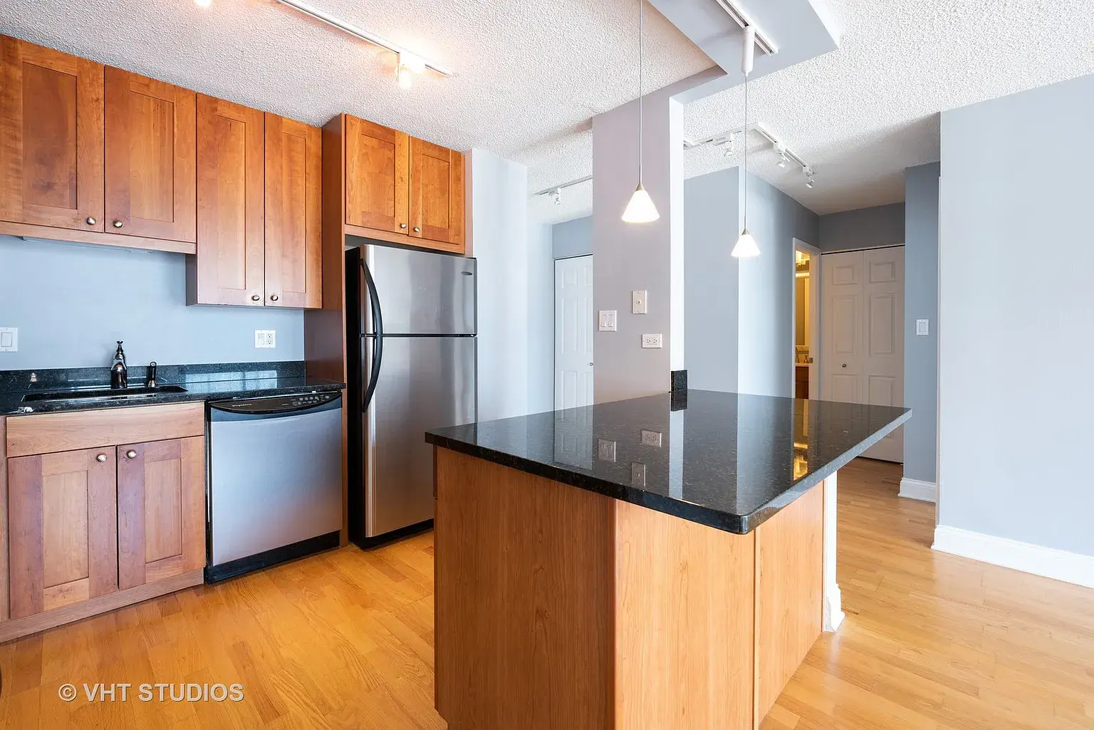 Building Photo - 450 W Briar Pl