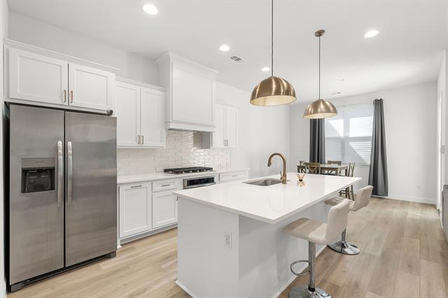 Building Photo - 2124 Village Walk Ln