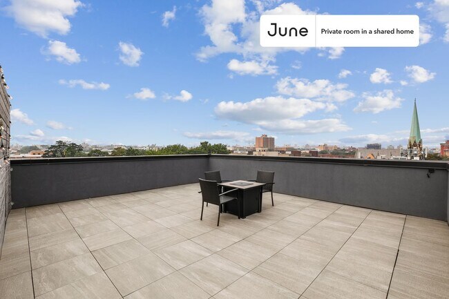 Building Photo - Private bedroom in 5 bed/3 bath Home