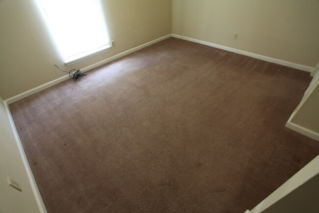 Building Photo - Hampton Duplex Available August