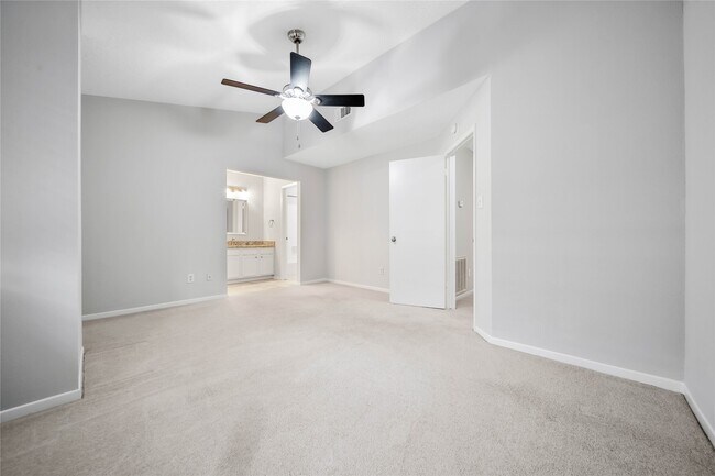 Building Photo - 10 E Willowood Ct