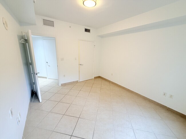Building Photo - 19900 E Country Club Dr