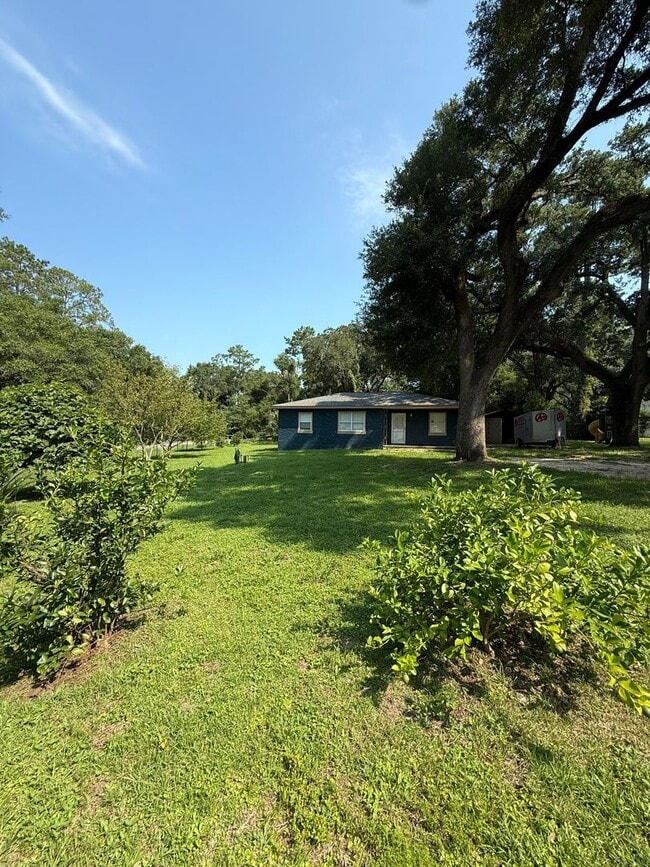 Building Photo - 4 bedroom 1 bath house with a large fenced...