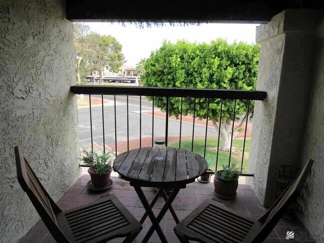 Building Photo - Central townhome with 2 bedrooms and 3 bat...