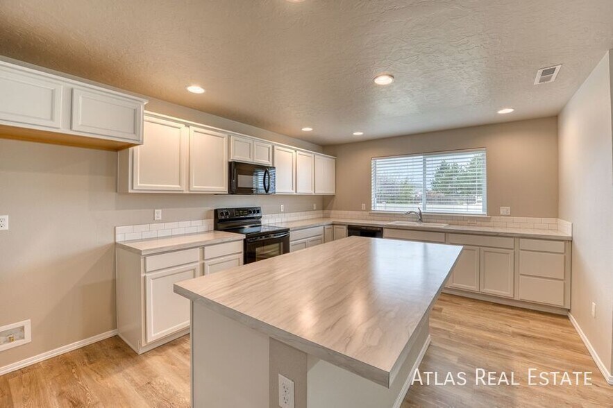 Building Photo - 20363 Stockbridge Way