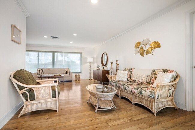 Building Photo - ** VICTORIA PARK ** 4 BED / 2 BATH - POOL ...