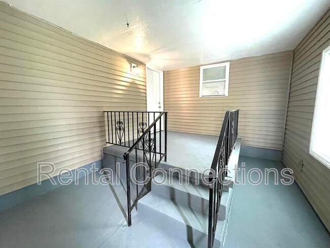 Building Photo - 810 S Bentley St