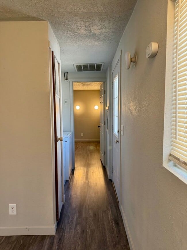 Building Photo - AVAILABLE NOW - 2 Bedroom/2 Bath in Pleasant Grove