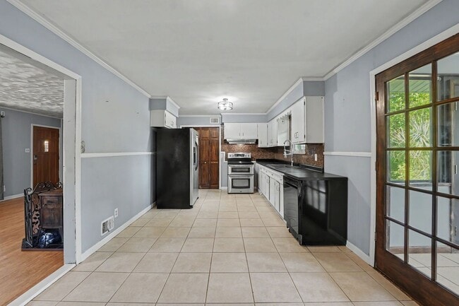 Building Photo - 18 Silverstone Cir