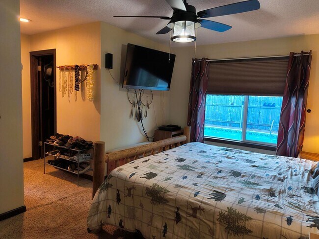 Building Photo - Spacious 4 bed, 2.5 bath with HEATED POOL ...