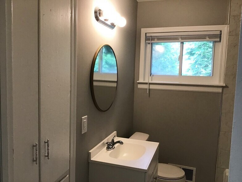 Building Photo - 1907 Lyle Ave