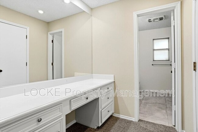 Building Photo - 4917 Ledgestone Dr