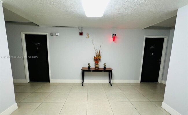 Building Photo - 9350 Fontainebleau Blvd