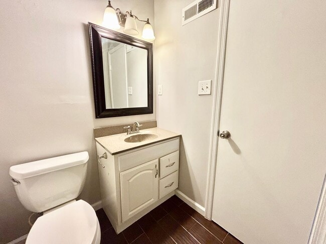 Building Photo - Cozy Updated End Unit Home In Virginia Beach