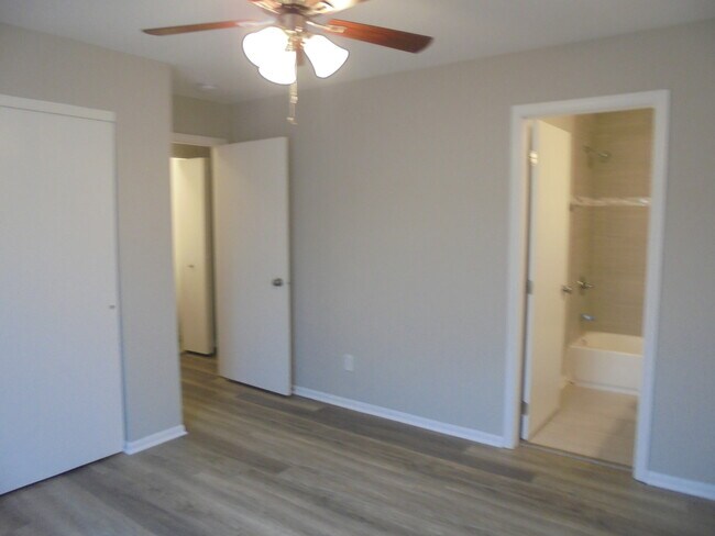 Building Photo - 1847 Grandview Pl