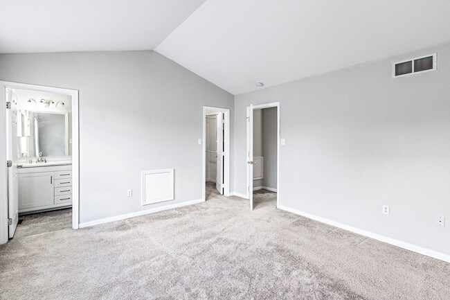 Building Photo - Renovated Townhome in Woodburne