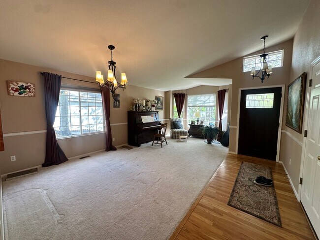 Building Photo - 3 Bedroom 3 Bath - Arapahoe Ridge Erie!