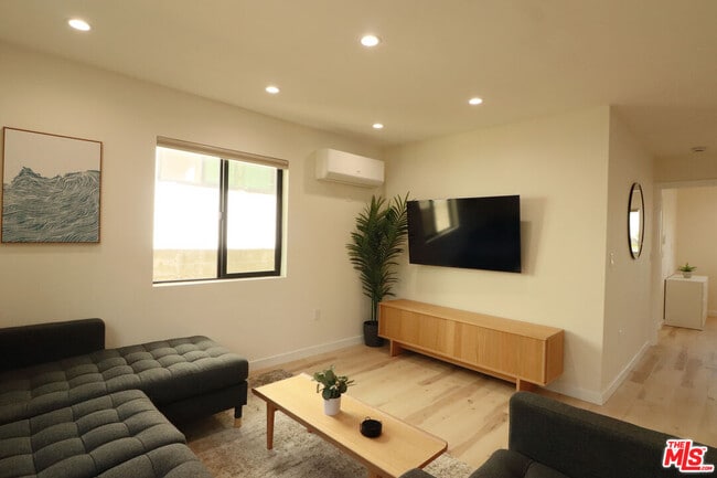 Building Photo - 918 N San Vicente Blvd