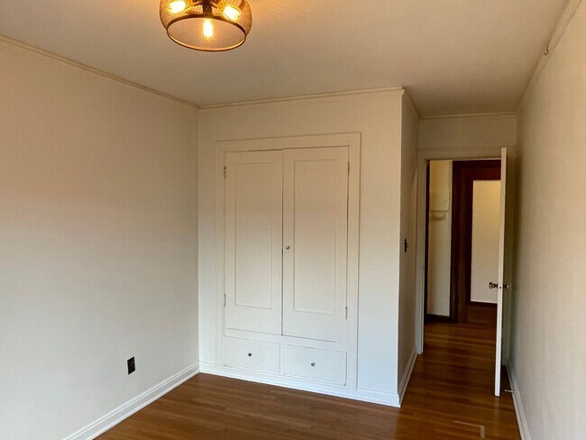 Building Photo - Vintage Eastlake Condo