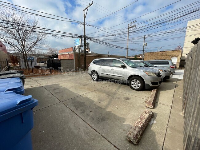 Building Photo - 7512 N Claremont Ave