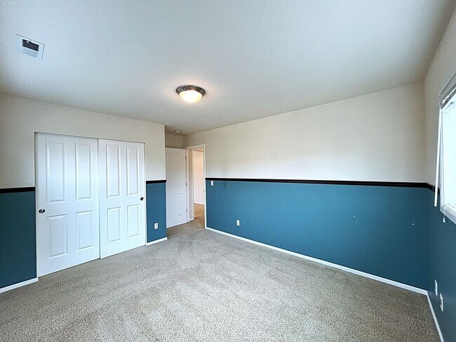 Building Photo - Beautifully appointed 4-Bedroom 2-bathroom...