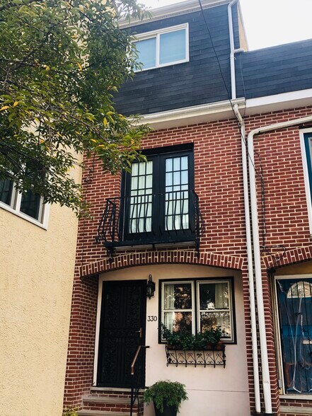 Front of home with Juliet balcony - 330 Pemberton St