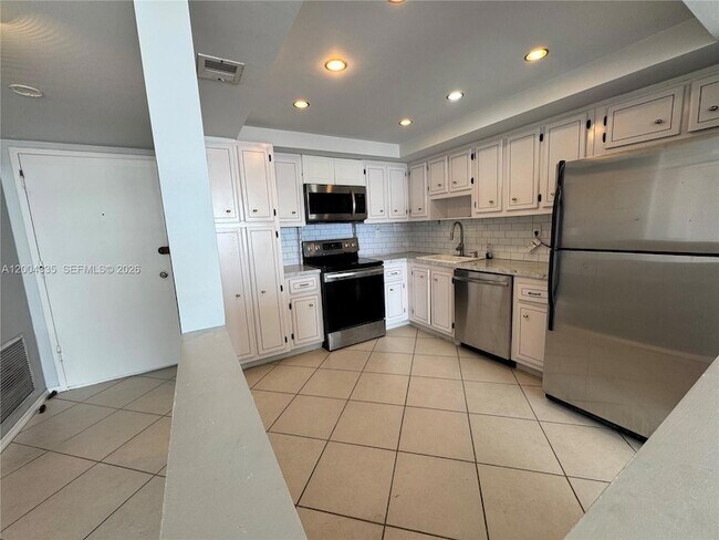 Building Photo - 18041 Biscayne Blvd