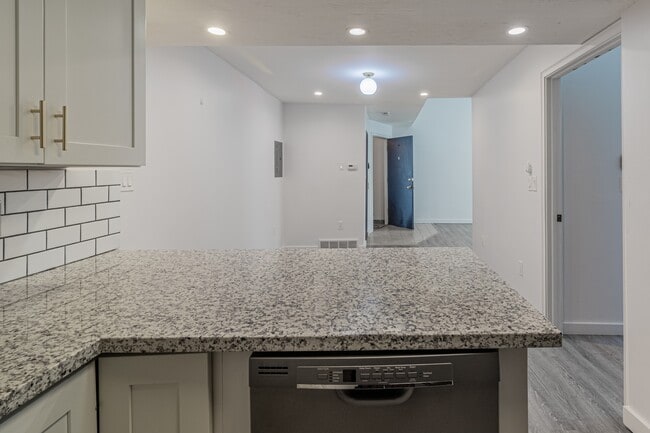 Building Photo - 916 Highview St