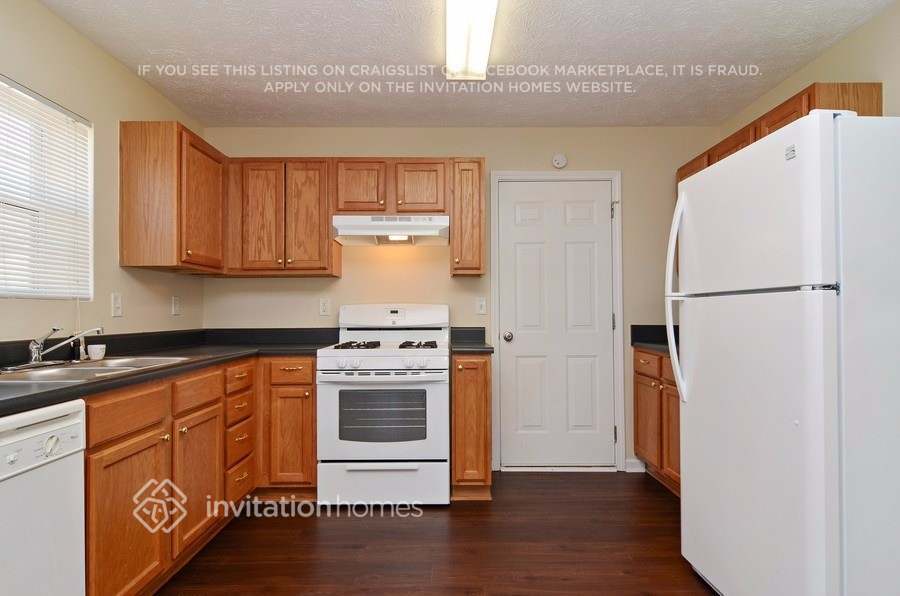 Building Photo - 8119 Valley Ridge Dr