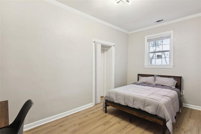 Building Photo - 653 Somerset Terrace NE