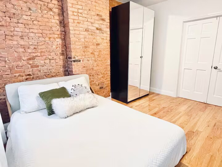 Building Photo - Bushwick Exposed brick, 23 mins to Manhattan #93