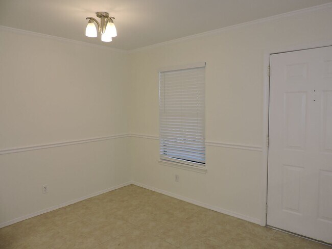 Building Photo - Easy access to interstate, shopping & down...