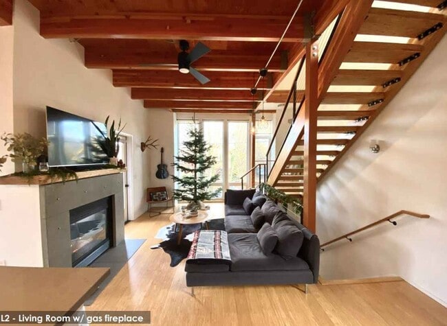 Building Photo - Modern Design 2 Bed/ 2.5 bath 3 Level Cond...