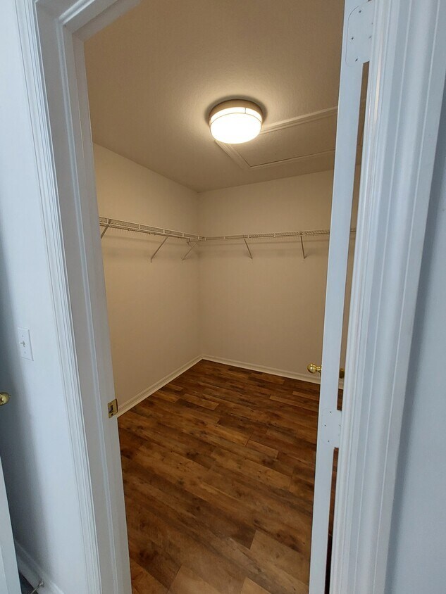 WALK IN CLOSET - 557 Windermere Dr