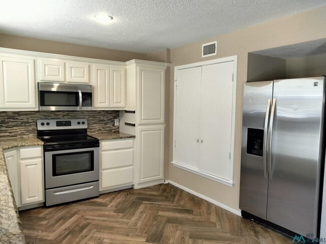 Building Photo - 1408 Colonial Pkwy