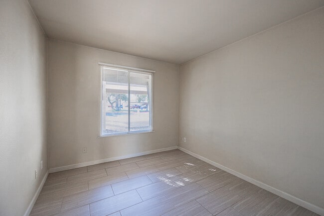 Building Photo - 2724 S Azalea Dr