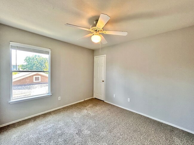 Building Photo - Charming 3BR/2BA Two-Level Home with Cover...
