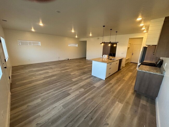 Building Photo - 880 S 25 E